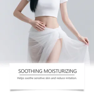 Detalle del torso femenino que muestra los beneficios de la crema hidratante y calmante