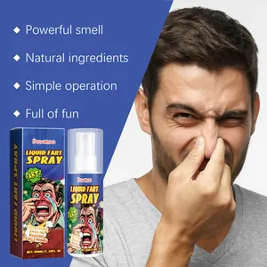 Mann kneift sich die Nase zu wegen dem starken Geruch von flüssigem Furz-Spray Scherzartikel