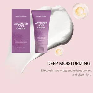 Detalle de la crema hidratante North Moon para mujeres con textura sobre fondo rosa
