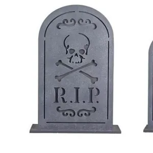 Dekorativer Halloween Grabstein aus Schaumstoff mit Totenkopf-Design und R.I.P. Gravur