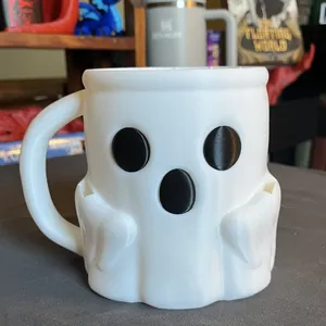 Nahaufnahme einer 3D-Geistertasse mit süßem Gesichtsdesign