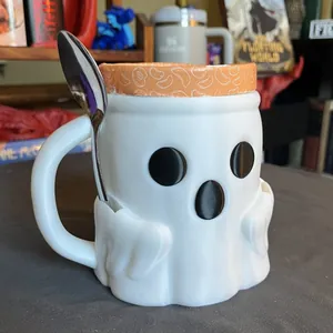 Detailansicht des 3D-Geist-Eisbechers mit praktischem Schlitz zur Aufbewahrung von Löffeln