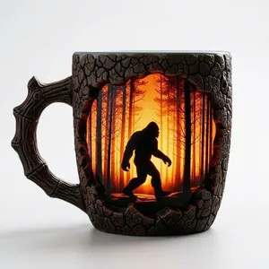 Vue détaillée d'un mug en résine avec écorce d'arbre et silhouette de Bigfoot