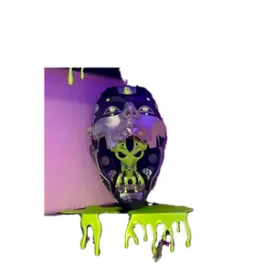 Detalle de estante de goteo de sangre Halloween con figura de alienígena verde neón