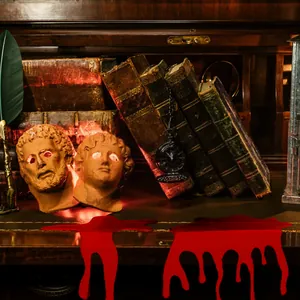 Detalle de decoración de estante de gotas de sangre de metal rojo para arte gótico