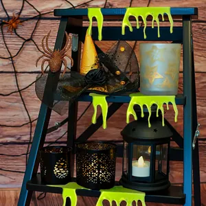 Estante gótico de Halloween con una decoración de efecto de goteo verde lima