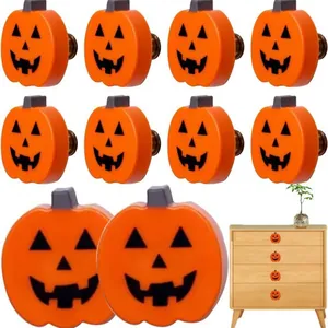 Halloween orange Kürbis Schubladengriffe Set im Raster und am Schrank dargestellt