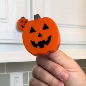 Detailansicht eines festlichen Kürbis-Türknaufs für die Halloween-Schrankdekoration