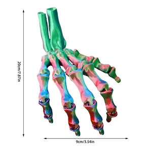 Primo piano di una mano scheletrica arcobaleno stampata in 3D con dimensioni e dettagli