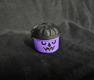 Dettaglio di un mini secchiello viola a zucca di Halloween stampato in 3D