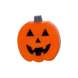 Detailansicht eines festlichen Kürbis-Türknaufs für Halloween-Schrankdeko.