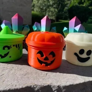 Dettaglio dei mini secchielli di Halloween stampati in 3D con facce di zucca e fantasma