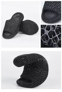 Gros plan de sandales noires imprimées en 3D avec texture alvéolée et flexibilité