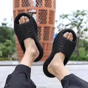 Claquettes noires imprimées en 3D à mailles creuses avec semelle épaisse et souple