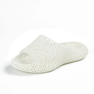 Claquettes ajourées modernes imprimées en 3D blanches avec semelle épaisse et souple.