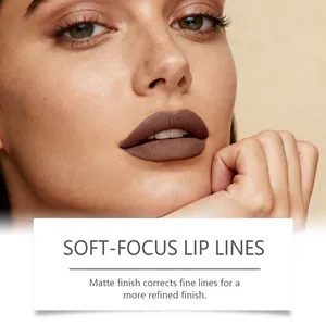 Dettaglio ravvicinato del rossetto liquido opaco color cacao con effetto sfumato sulle labbra