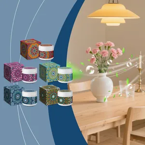 Vue détaillée de bougies parfumées au soja avec motifs mandala dans un cadre chaleureux