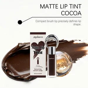 Vista dettagliata della tinta labbra opaca Zephoco Cocoa con confezione e campione di texture.