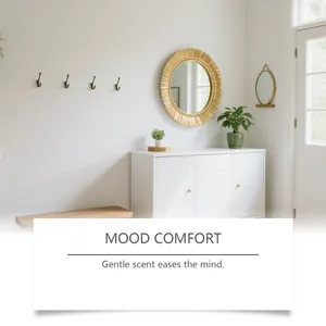 Intérieur minimaliste avec une bougie parfumée à la cire de soja sur un meuble blanc