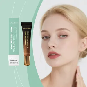 Vue détaillée du gel à l'acide hyaluronique Viareline avec mannequin montrant le rajeunissement