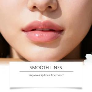 Primer plano de labios hidratados y brillantes tras usar mascarilla de cereza suavizante