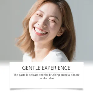 Gros plan d'une femme souriante montrant des dents éclatantes, expérience dentifrice doux
