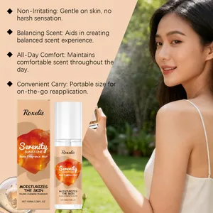 Eine Frau trägt Roxelis Serenity Sunstone Body Fragrance Mist in einem Garten auf