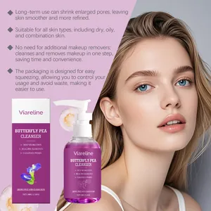 Λεπτομέρεια του VIARELINE Butterfly Pea Cleanser με μοντέλο και περιγραφικό κείμενο