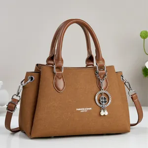 Élégant sac à bandoulière marron minimaliste rétro pour femme avec breloque perle trèfle