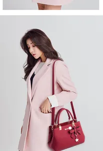 Hochwertige Detailaufnahme einer roten Lederhandtasche mit Schleife und Sternanhänger
