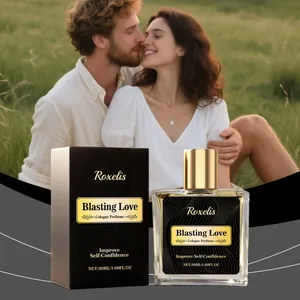 Vue détaillée du parfum Roxelis Blasting Love avec un couple romantique en arrière-plan