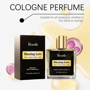 Gros plan du flacon et de l'emballage de parfum Roxelis Blasting Love Cologne sur fond fluide