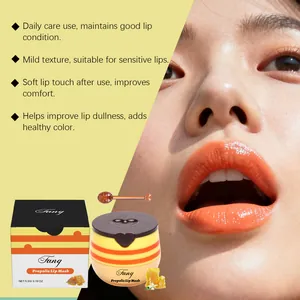 Honig-Propolis-Lippenmaske Verpackung und glänzender Effekt auf den Lippen des Models