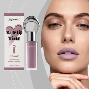 Gros plan de la teinte à lèvres mate violet clair ZEPHOCO avec maquillage du modèle