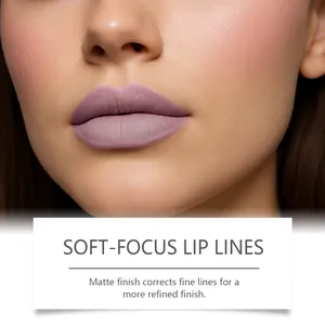 Gros plan d'un gloss à lèvres mat violet clair montrant un fini flouté et lisse.