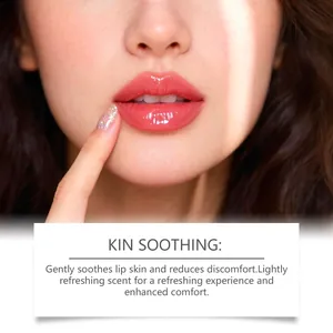 Close-up van glanzende lippenbalsem-effect met verzachtende en frisse eigenschappen.