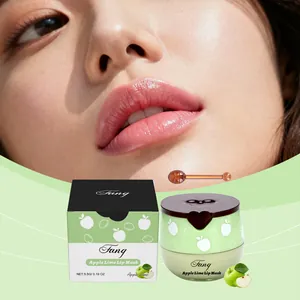 Nahaufnahme glänzender Lippen und Apple Lime Lip Mask-Verpackung mit 5,5-g-Tiegel.