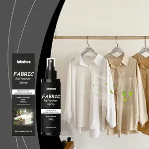 Frasco y caja de spray refrescante para telas Jakehoe con camisas colgadas en armario