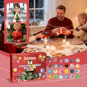 Festlicher Adventskalender mit 24 Weihnachtsbällen in einer warmen Familienszene.