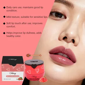Nahaufnahme einer feuchtigkeitsspendenden Wassermelonen-Lippenmaske auf den Lippen