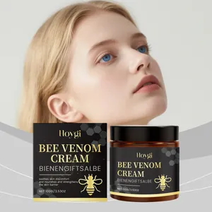 Gros plan sur l'emballage et le pot de crème au venin d'abeille Hoygi avec logo