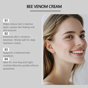 Détails de la crème cutanée au venin d'abeille avec un modèle souriant à la peau douce.