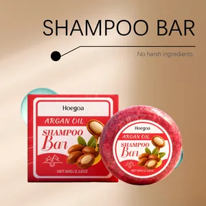 Detailweergave van Hoegoa Arganolie Shampoo Bar inclusief de rode verpakking voor haarverzorging.