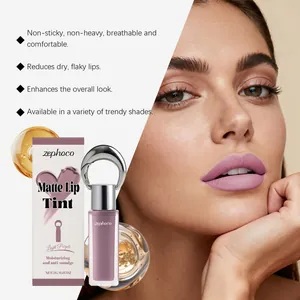 Vue détaillée du rouge à lèvres mat Zephoco violet clair avec une texture soyeuse