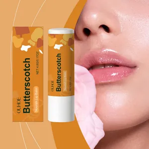 Primo piano del balsamo labbra OUHOE butterscotch con finitura lucida