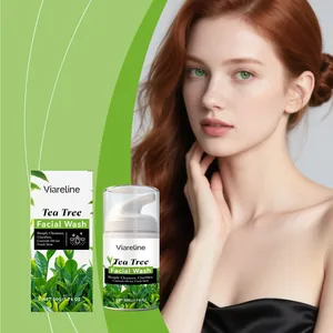 Detalle del limpiador facial de árbol de té Viareline con modelo de piel muy clara.