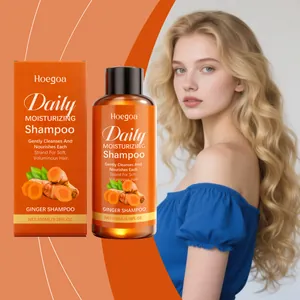Detail van HOEGOA gember shampoo en verpakking met model met zachte golvende haren