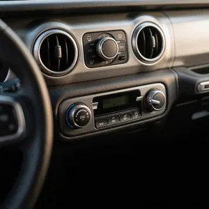 Primer plano del salpicadero del coche mostrando efectos del cuidado plástico