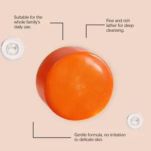 Detalle de cerca del jabón hidratante de caqui naranja con fórmula suave