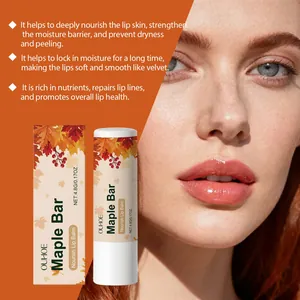 Balsamo labbra nutriente OUHOE Maple Bar per labbra secche presentato dalla modella